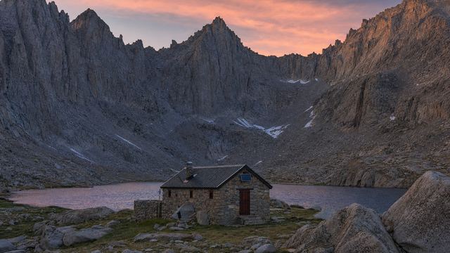 Cirque de Barroude et son lac au pied de parois rocheuses, près de la frontière espagnole, par temps clair