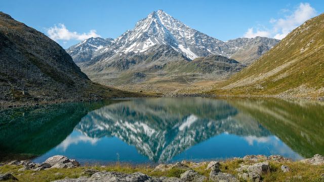 Le Lac de Gaube sous les parois du Vignemale, reflets calmes et forêt de sapins au premier plan