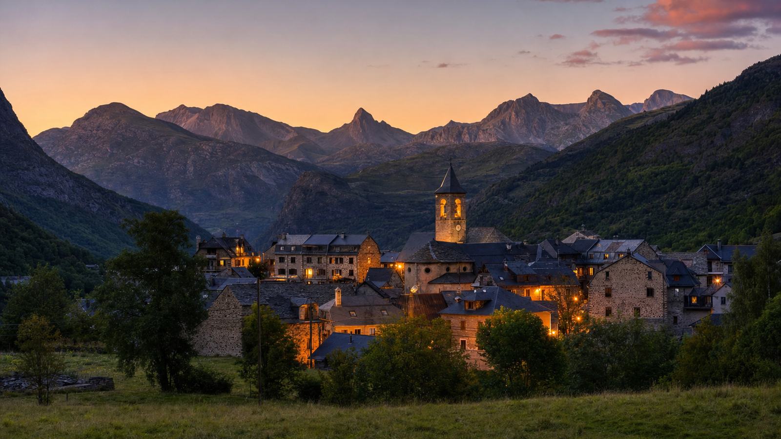 Salle d’un village de vallée pyrénéenne où des habitants échangent avec des élus lors d’une réunion publique