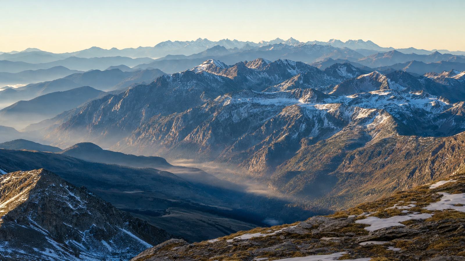 Vallée glaciaire des Pyrénées vue depuis un sentier, avec crêtes frontalières et pâturages en contrebas