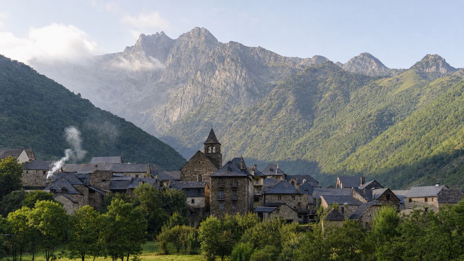 Garde-moniteur en uniforme observant un versant de montagne aux jumelles, près d'un sentier d'altitude