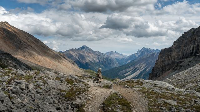 Un sentier de randonnée en haute vallée, avec un panneau d'information à l'entrée du cœur d'un parc national
